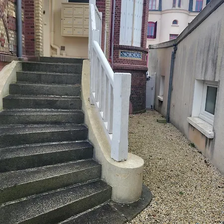 Dans Batisse Pleine De Charme Apartman